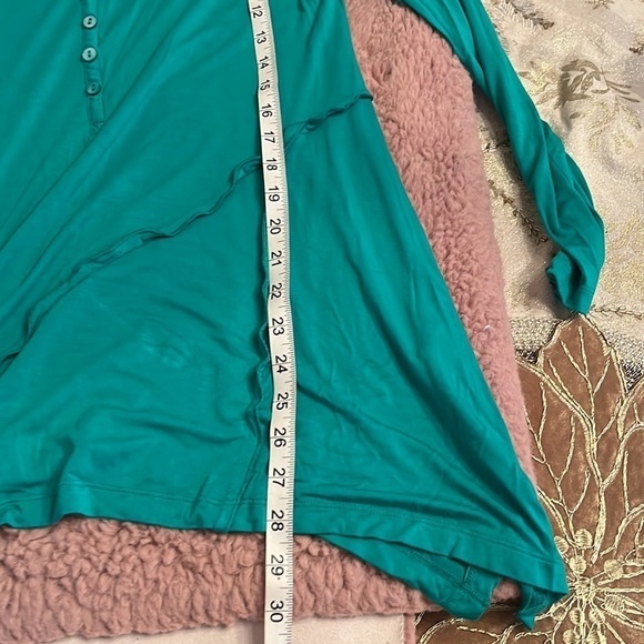 Soft Surroundings Medium Top in a bright green! Holiday perfect! EUC! - Picture 5 of 6